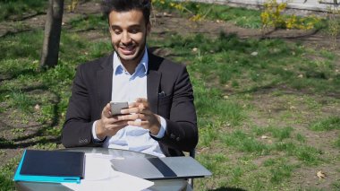 Müslüman telefon oyun oynamak.