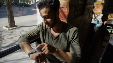 Modern avukat masaj saatime göre gönderme.