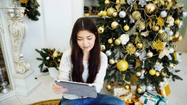Sevimli kadın Online rezervasyon veya rezervasyon Hol için tablet kullanma