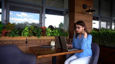 Güzel öğrenci restoranda laptop ile çalışma.