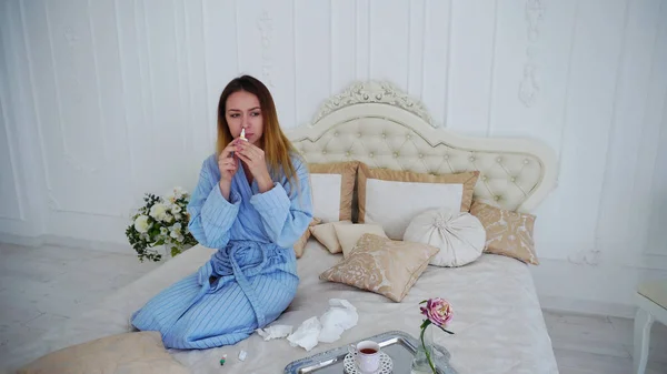 여자 잡 춥고 치료 약물과 큰 침대에 앉아 — 스톡 사진