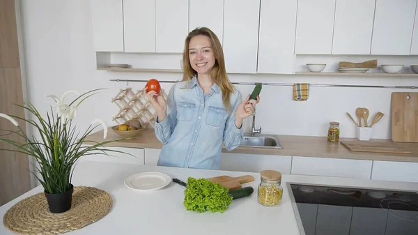 La muchacha moderna escoge, de que hortaliza preparar la ensalada y cm — Foto de Stock