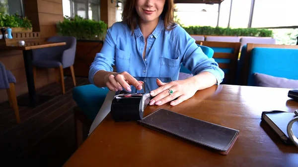若い女の子のレストランで磁気カード リーダーの pin コードを入力 — ストック写真