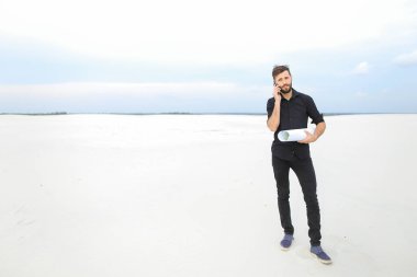   Giysi Tasarımcısı kardeşi ile iletişim kurmak için Smartphone kullanarak 