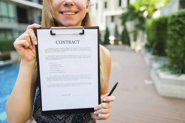 Joven oferta para firmar el documento de contrato en el fondo de la nueva — Foto de Stock