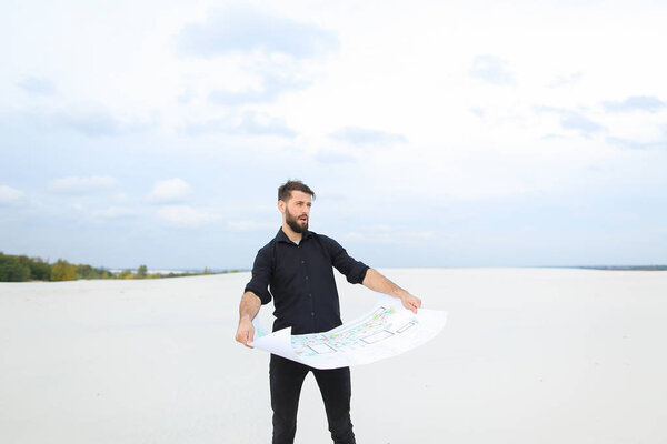   Археолог рассмотрел план раскопок в сельской беседе
