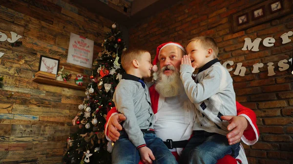 Hermanos nativos, chicos tontos y divertirse, saltar en un gran brazo — Foto de Stock