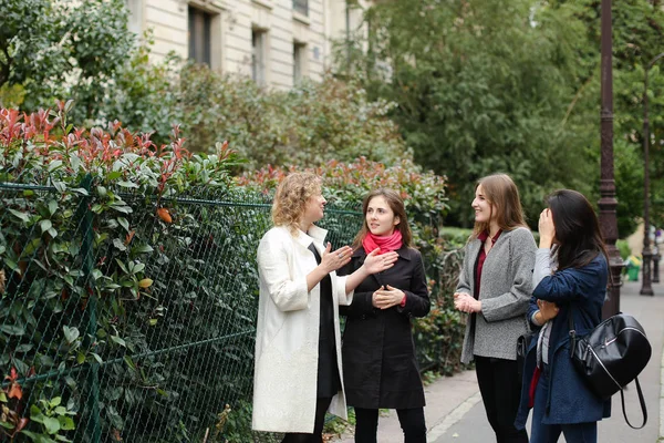 Studentów, rozmawiając z nauczycielem na zewnątrz w  . — Zdjęcie stockowe