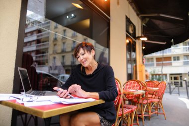  Orta yaşlı kadın extramural öğrenci dizüstü için kullanma 