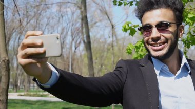 Yapma yeni telefon ve yukarı gösteren thumbing ve pe video Blogger