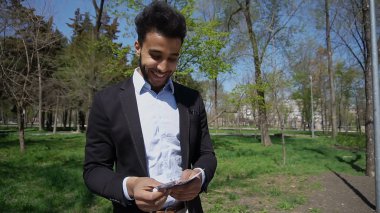 Telefon satan ve alıcı ile toplantı adam.