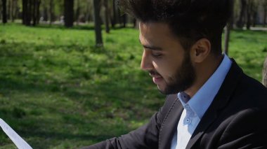 Editör Park yeni el yazması okur.