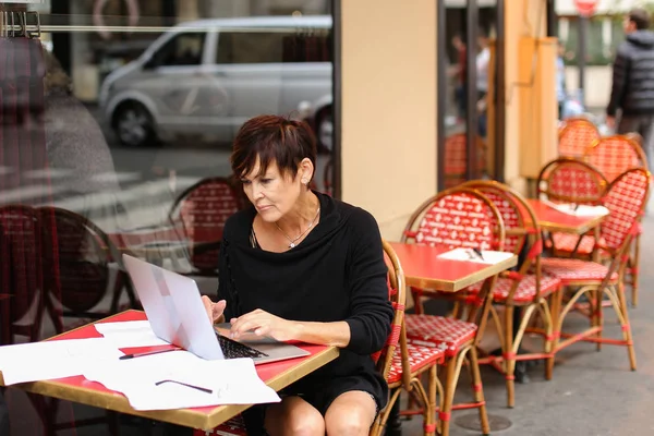 Escritora anciana que trabaja con nuevo libro en el ordenador portátil y han — Foto de Stock