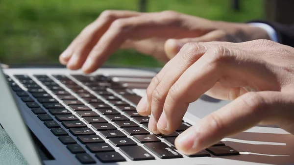 Lectura del dentista sobre las nuevas tecnologías en Internet . — Foto de Stock