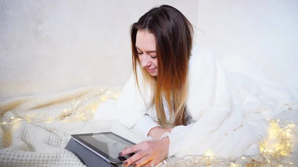 Aantrekkelijke vrouw kijkt naar het scherm van de Tablet PC en zit op Internet — Stockfoto
