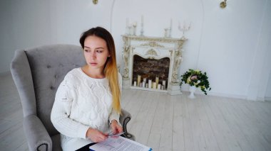 Para ile ilgili ve iş belgeleri okuma Modern kadın iş kadını,