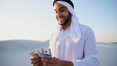 Başarılı Arap Şeyh banknot olarak görüyor ve mutlu, ben ayakta