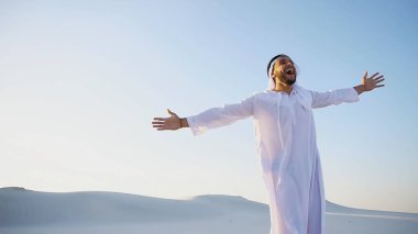 Banknot yoluyla ve kendisiyle yanında mutlu Müslüman adam görünüyor