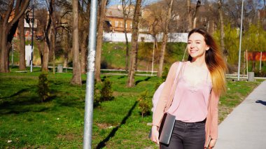 Mutlu öğrenci sınıfları ile smartphone park yakınındaki sonra yürüyüş bir