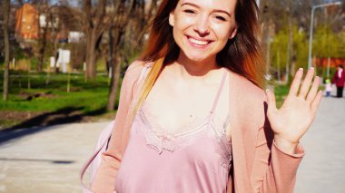 Mutlu öğrenci sınıfları ile smartphone park yakınındaki sonra yürüyüş bir