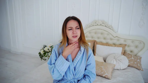 Portret van vrouwelijke lijden aan koude hoest en keelpijn, Camera kijken — Stockfoto