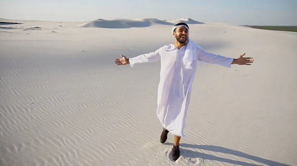 Alegre musulmán árabe Emiratos Árabes Unidos Sheikh chico camina a través de extensiones de —  Fotos de Stock