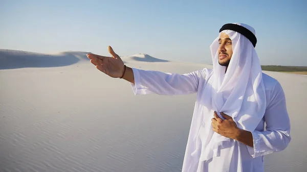 Beautiful Emirate Sheikh looks out in distance caravan of camels — Stock Photo, Image