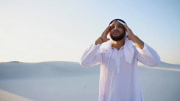 Muslim man feels headache and general malaise, suffers from stan — Stock Photo, Image