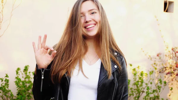 Menina bonita passando perto de garagem iand desfrutando de estação de primavera . — Fotografia de Stock