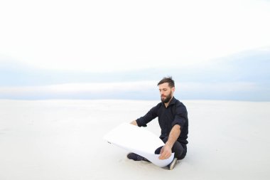   Kumaşçı plan kendi Tekstil Fabrikası'nın ıssız yerde izleme