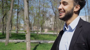 Yakışıklı olan kızlarla flört ve barış parmak işaret gösteren