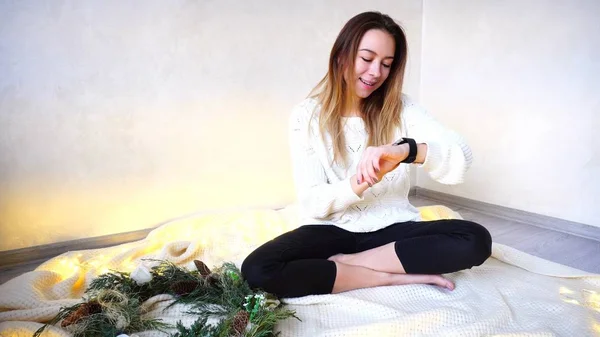 Hermosa chica se comunica con el uso de reloj inteligente moderno y pruebas g — Foto de Stock