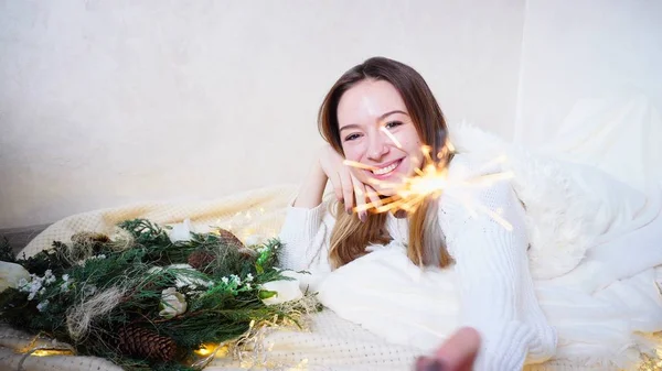 Prachtige jonge vrouw voelt benadering van het nieuwe jaar en maakt wens, — Stockfoto
