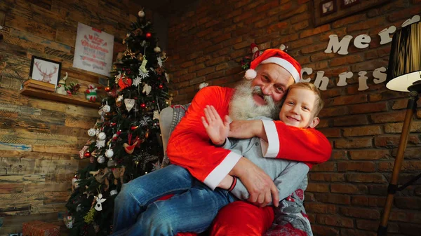 Papá Noel presenta regalo a niño feliz — Foto de Stock