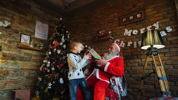 Papá Noel presenta regalo a niño feliz — Foto de Stock