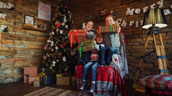  Дети играют и веселятся в преддверии рождественских праздников
