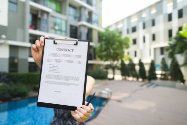 Belge holding kız yeni bina arka plan üzerinde odaklanmak 