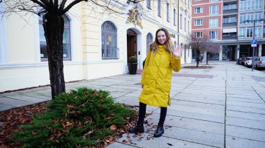 Mutlu kız arıyorum ve kamera güzel arka plan üzerinde poz