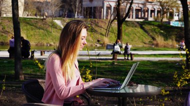 Güzel kızla yakın çekim yüz tablo ile bahar Park'ta dinlenme