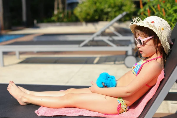 Yüzme Havuzu yakınındaki tablet ile oynarken küçük kız. — Stok fotoğraf