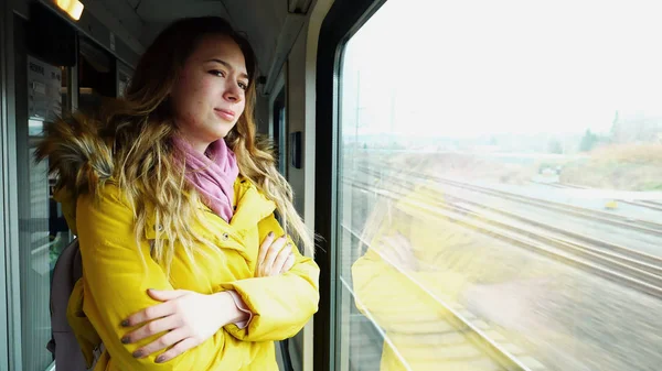 Okouzlující žena voyager smutné, že se listy a stojí na vlak nea — Stock fotografie