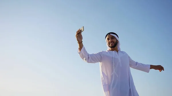 Szerkentyű, amit kommunikál-ban arab sejk férfi portréja — Stock Fotó