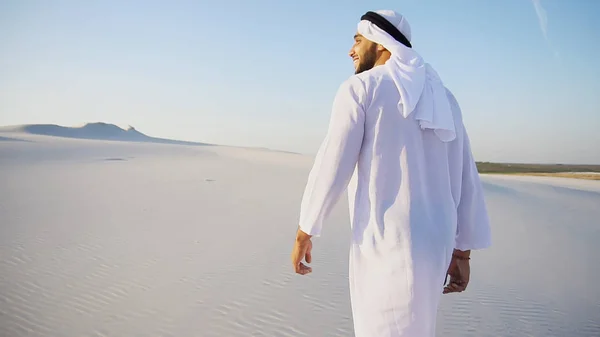 Joyful Arabian Sheikh man walks on top of desert with smile on f — Stock Photo, Image