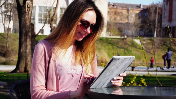 Charmante fille travaillant avec tablette dans le parc et se reposant au soleil gla — Photo