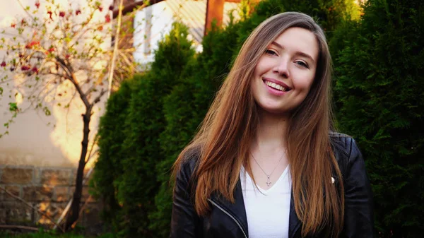 Hermosa chica pasando cerca de garaje iand disfrutando de la temporada de primavera . —  Fotos de Stock