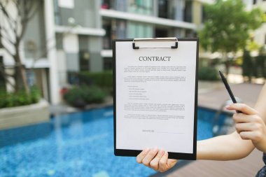 Arka plan o karşı sözleşme imzalamak kadın Close-Up öneriyor