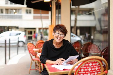  Orta yaşlı kadın tasarımcı kullanım küçük tablet ikrar