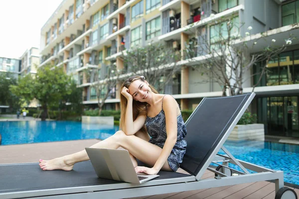 genç kadın kamera dizüstü pc ile açık havada uzaktan arıyor bir