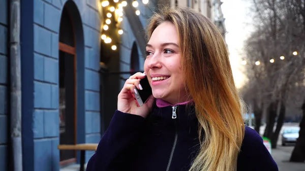 Mujer consiguió maravilloso nuevo de la universidad por llamada telefónica . — Foto de Stock