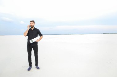   Giysi Tasarımcısı kardeşi ile iletişim kurmak için Smartphone kullanarak 